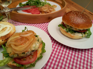 Voňavé kuřecí burgery s pravými bulkami na burgery - www.chytrevarime.cz