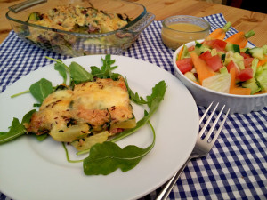 Zapečené brambory se sýrem Munster, salát s medovo-hořčičnou zálivkou - www.chytrevarime.cz