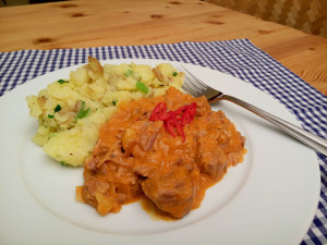Segedínský guláš krůtí s bramborem - www.chytrevarime.cz