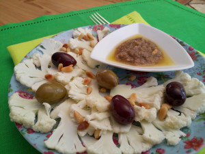 Květákové carpaccio s dresingem z ančoviček - www.chytrevarime.cz