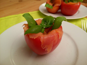 Plněná rajčata s lososem a bazalkou - www.chytrevarime.cz