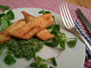 Smažený platýs s omáčkou z listové petržele - www.chytrevarime.cz