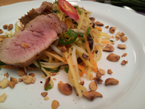 Salát ze zeleného manga s grilovanou vepřovou panenkou - www.chytrevarime.cz