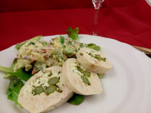 Roláda ze sekaného kuřecího masa plněná zeleným chřestem, jarní bramborový salát - www.chytrevarime.cz