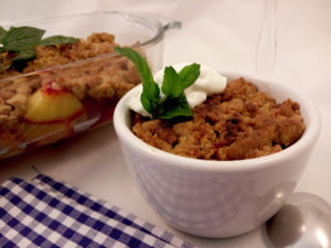 Zapečené broskve pod karamelovou drobenkou - www.chytrevarime.cz